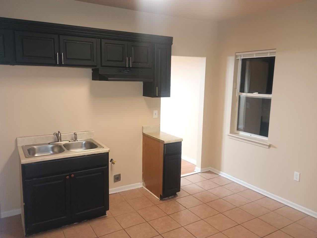 2469 W Auer Ave - Photo 3 of 12