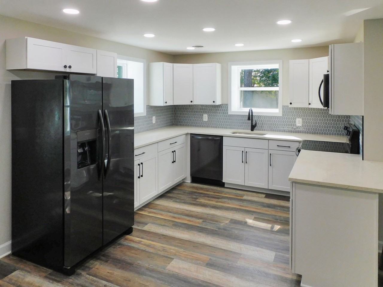 19112 Lake Dr - Photo 2 of 10