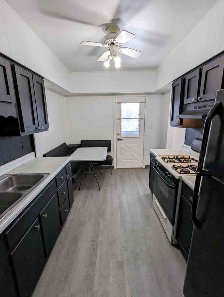 1347 Oakhill St - Photo 3 of 15