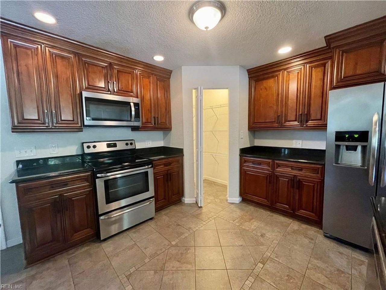 1075 Kenya Ln - Photo 3 of 15