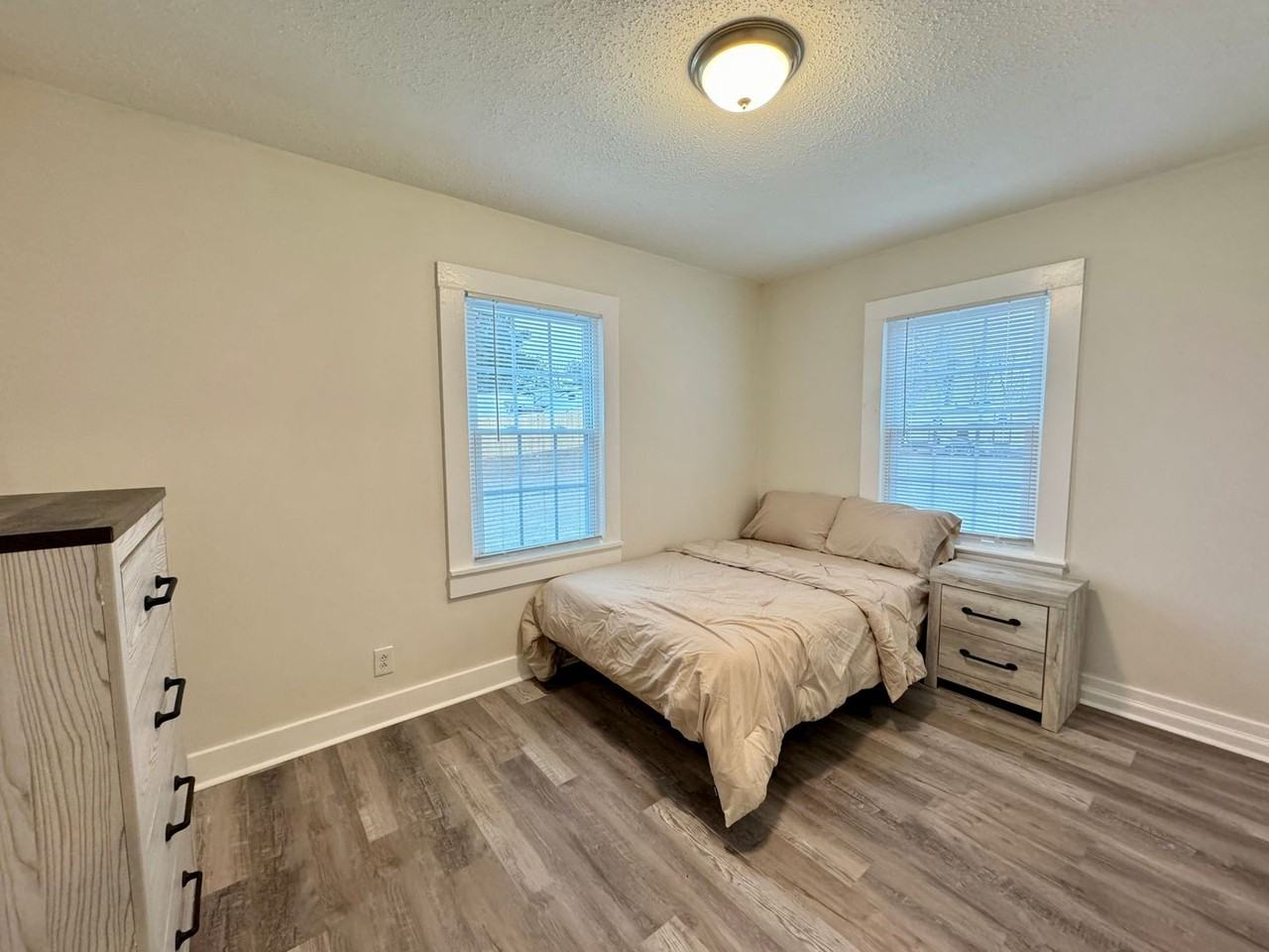 1035 Roark St - Photo 6 of 9