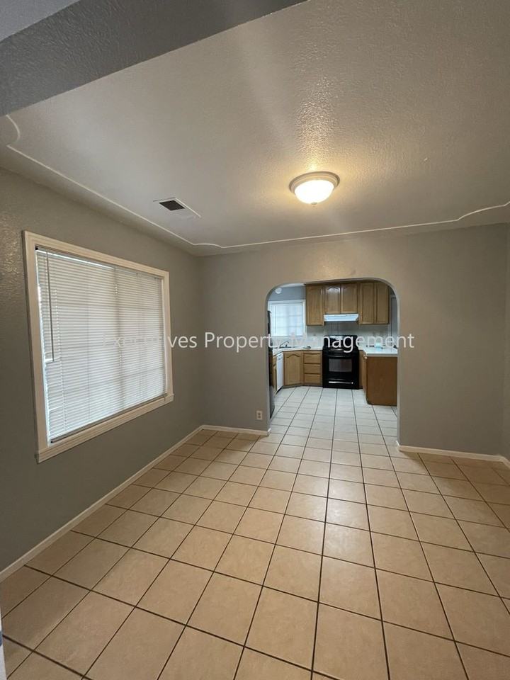 889 Grove Ave - Photo 3 of 12