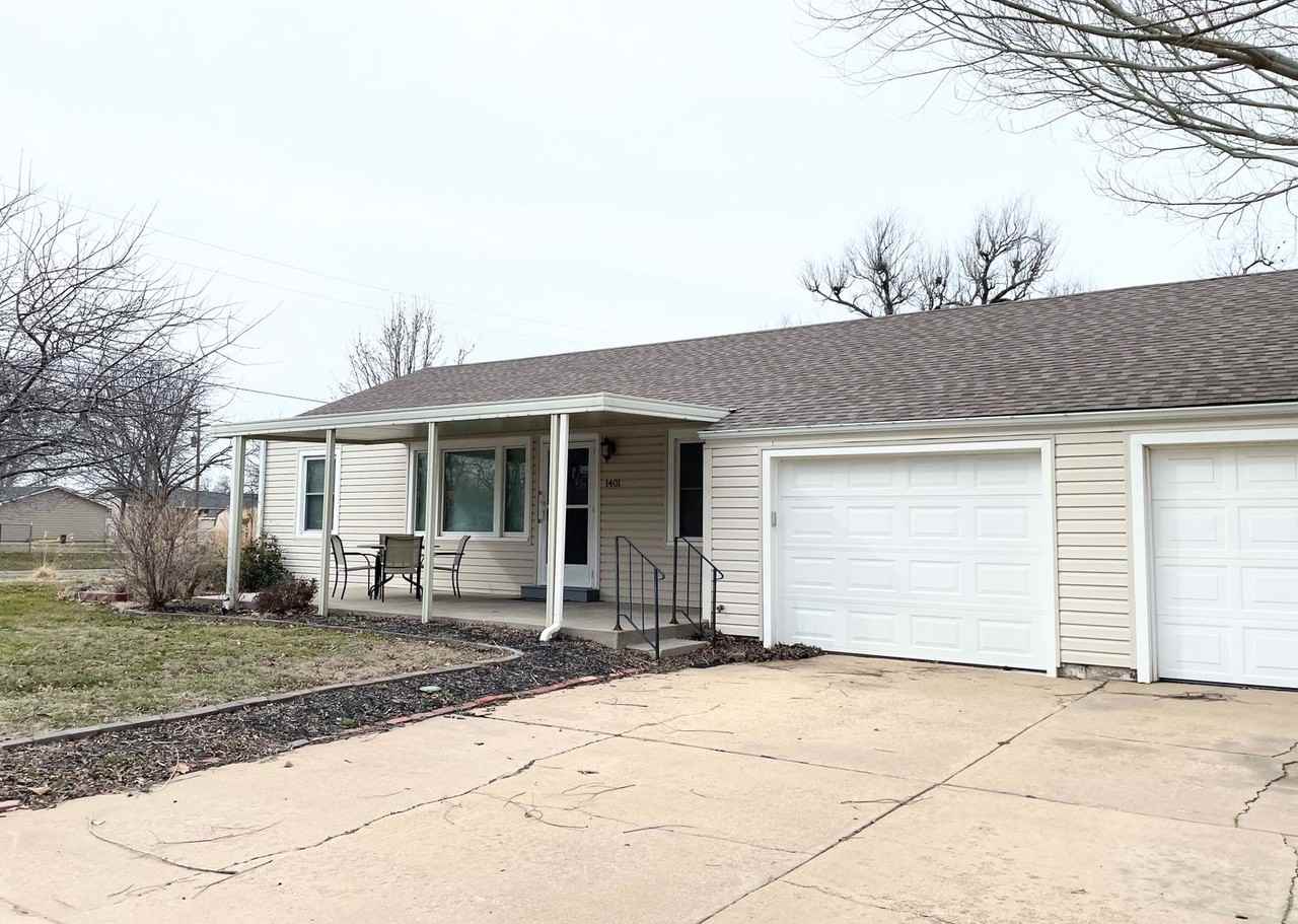 1401 N Baker St - Photo 2 of 23