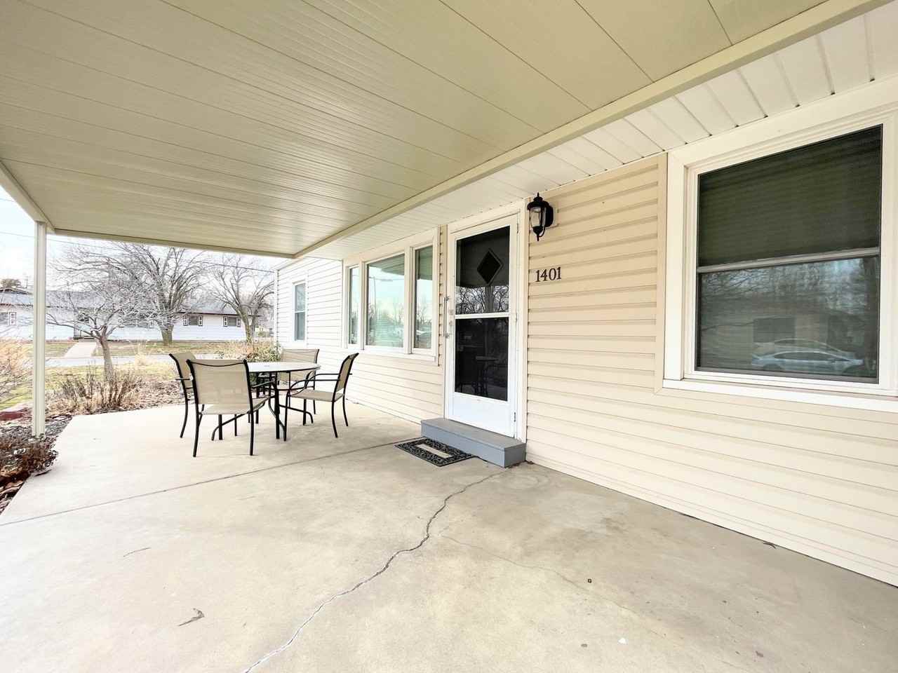 1401 N Baker St - Photo 3 of 23