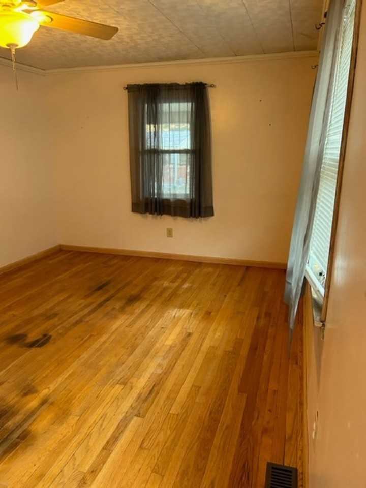 121 River Rd - Photo 4 of 14