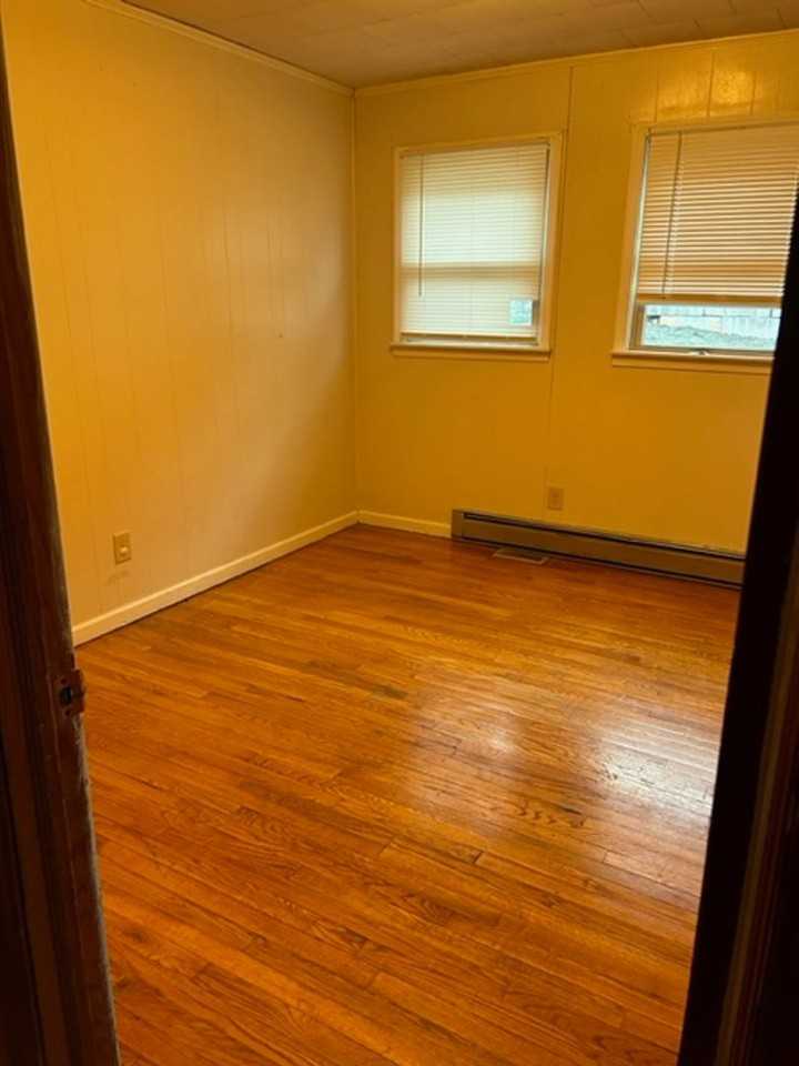 121 River Rd - Photo 7 of 14