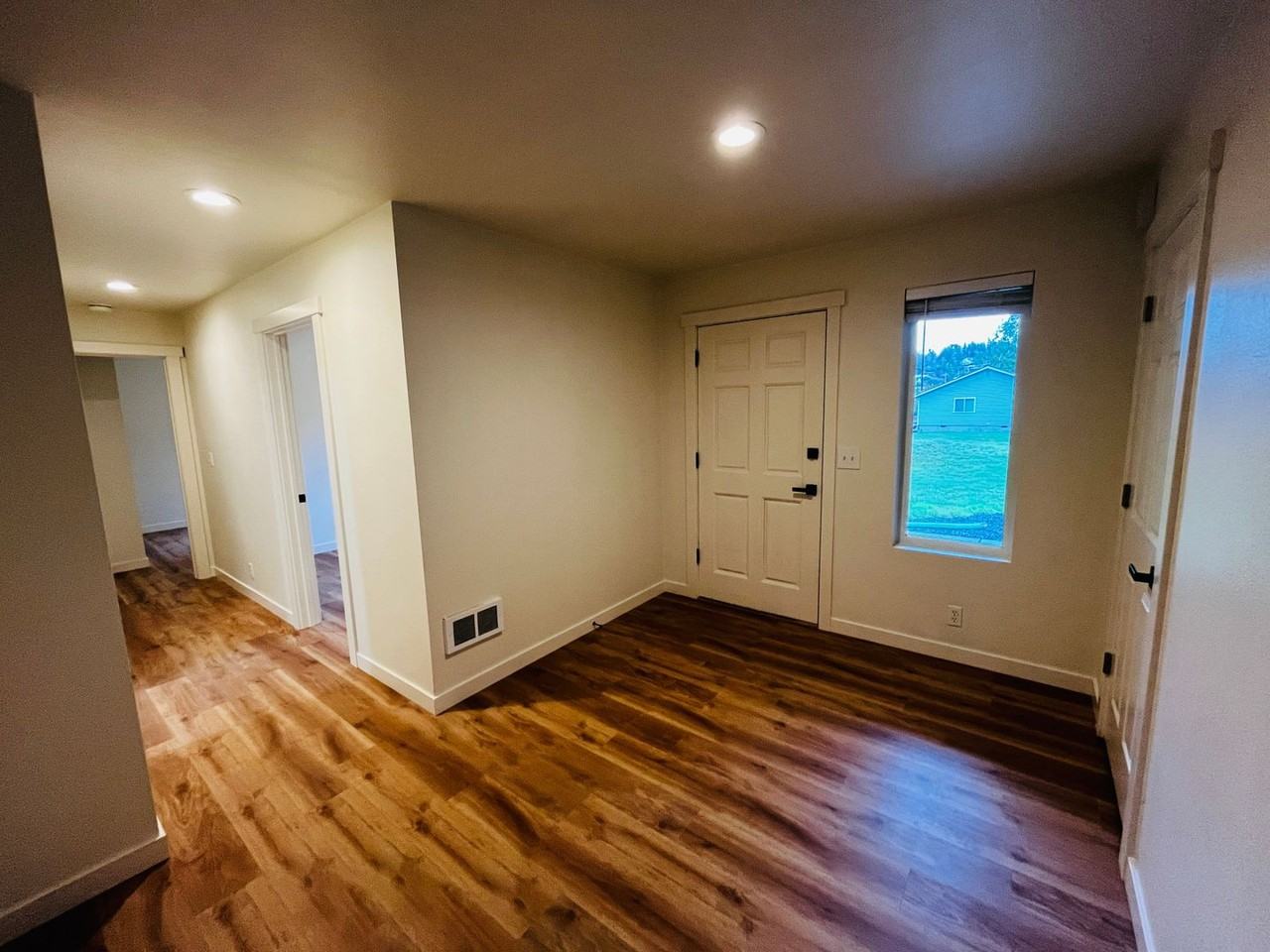 37068 Bay St Ne - Photo 2 of 25