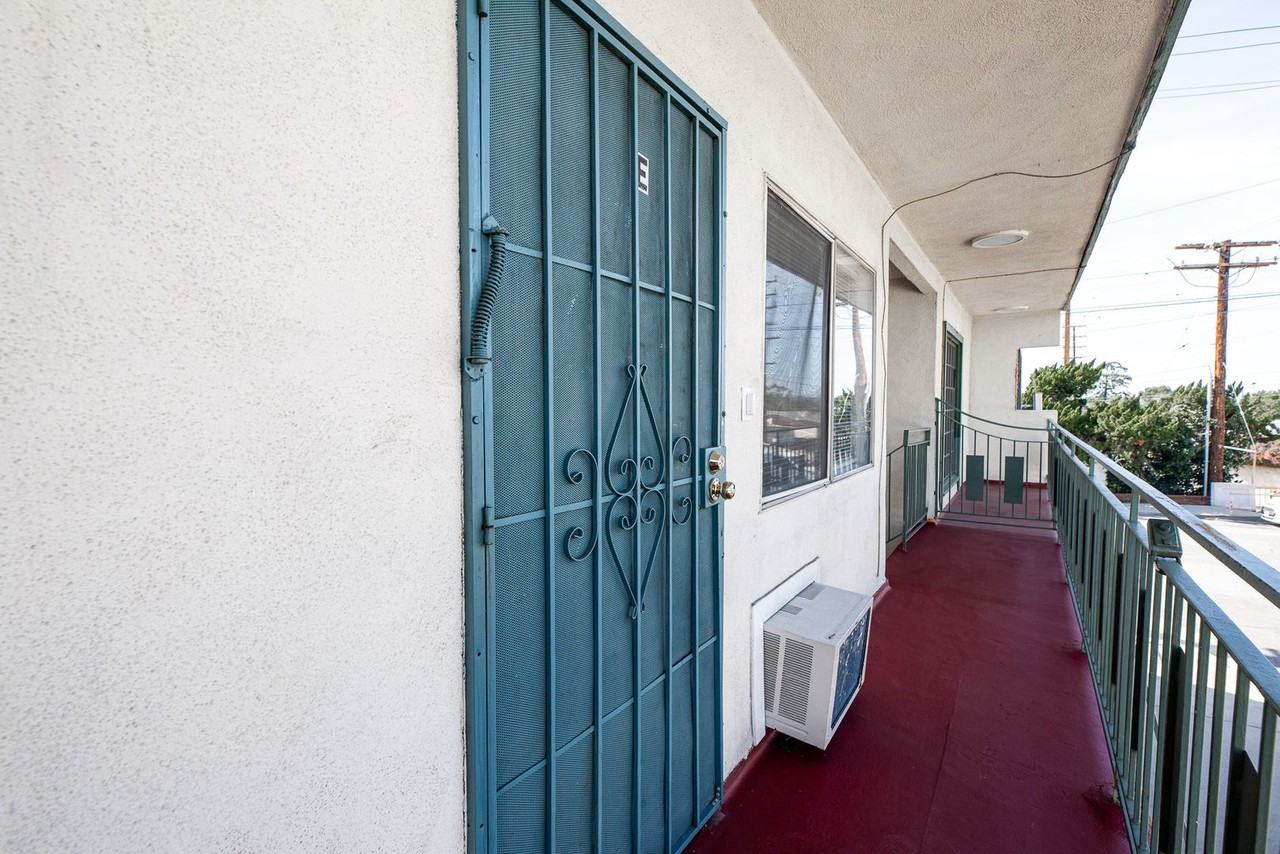 556 Arden Ave Apt E - Photo 2 of 16