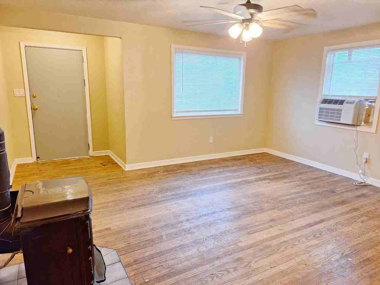 219 Ne Douglas St - Photo 3 of 9