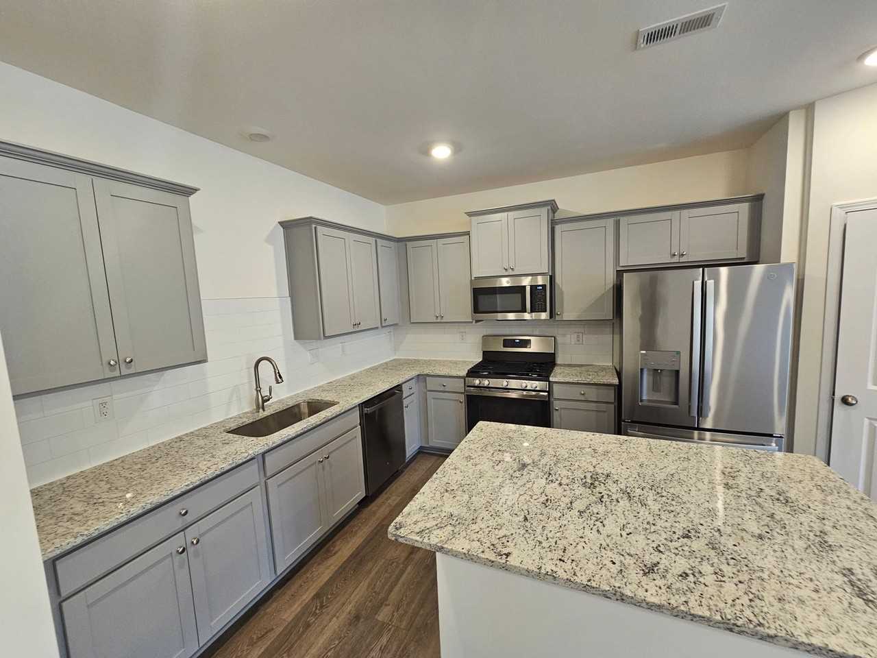 2804 Trinity St - Photo 5 of 30