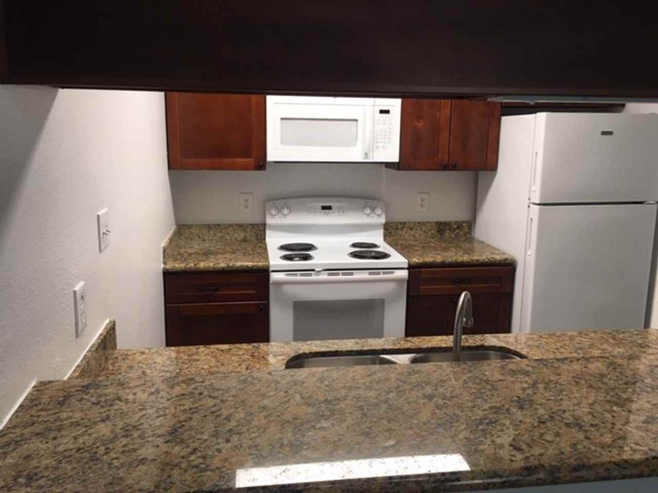 7114 N Holiday Dr - Photo 3 of 18