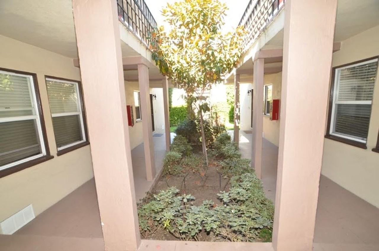 4128 W Adams Blvd #1 - Photo 4 of 13