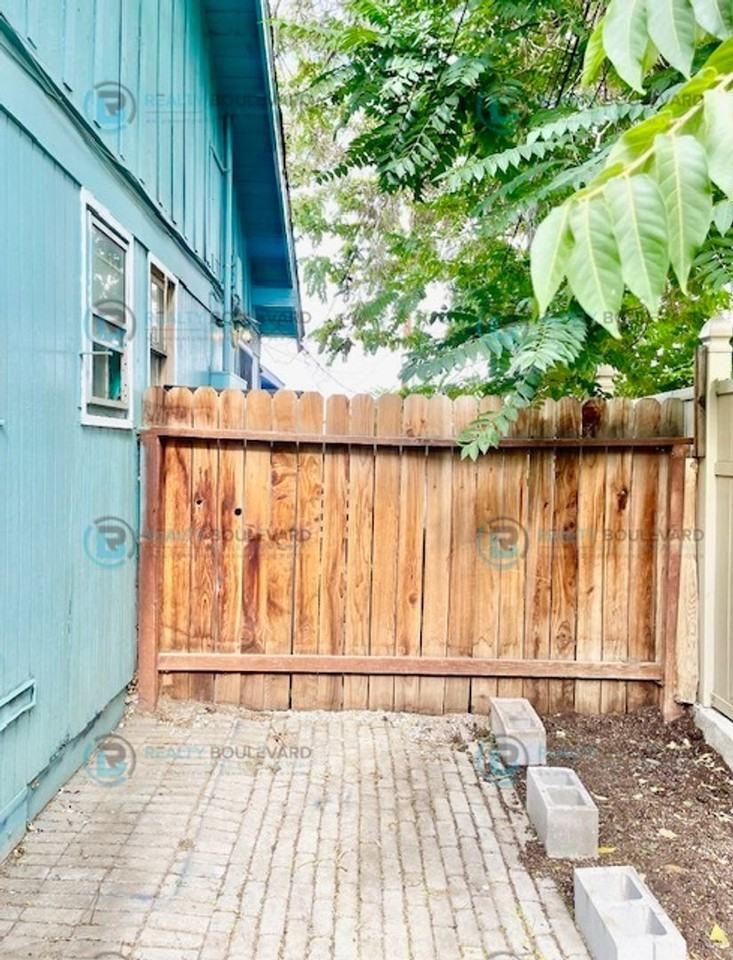 720 E 7th St #1 - Photo 6 of 20