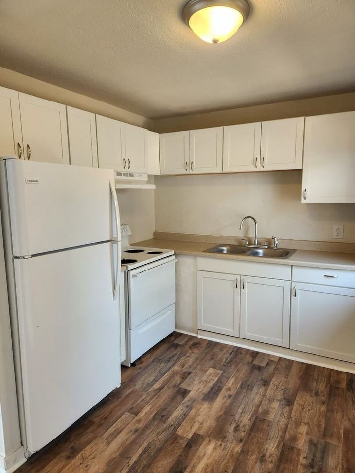 125 Acorn St - Photo 4 of 24