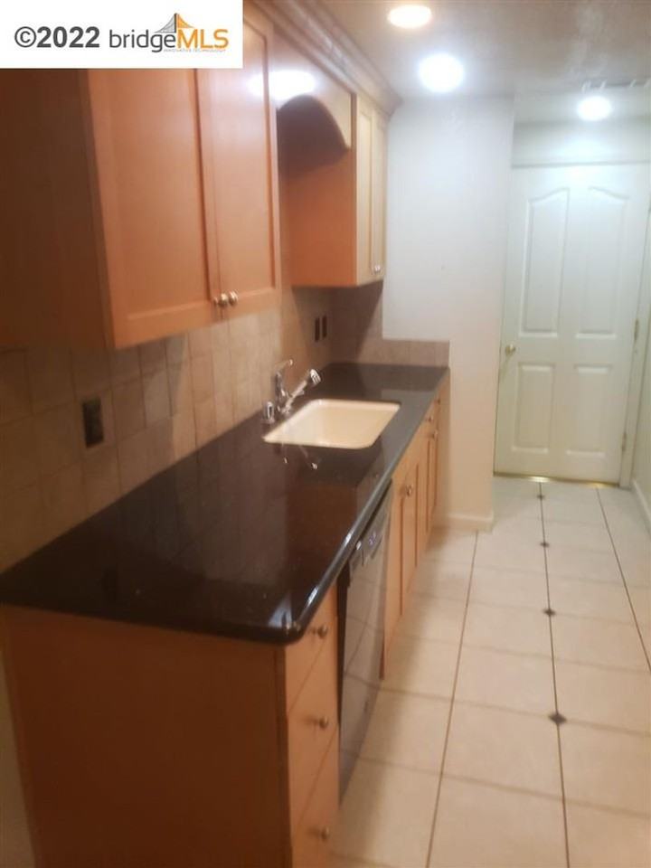 1515 Trawler St - Photo 3 of 12