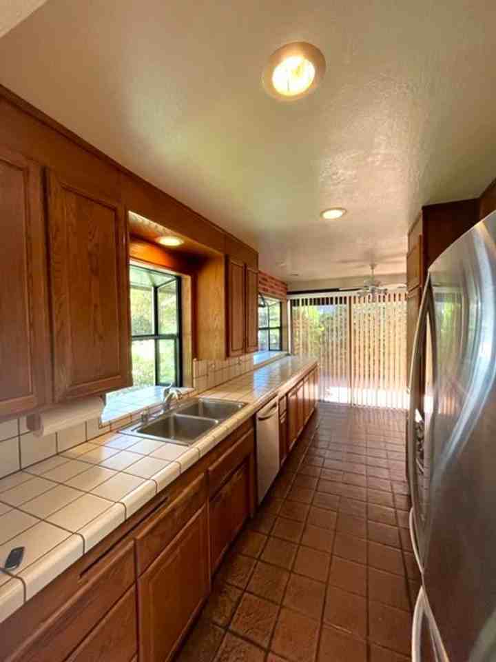 634 Stanford Dr - Photo 2 of 13