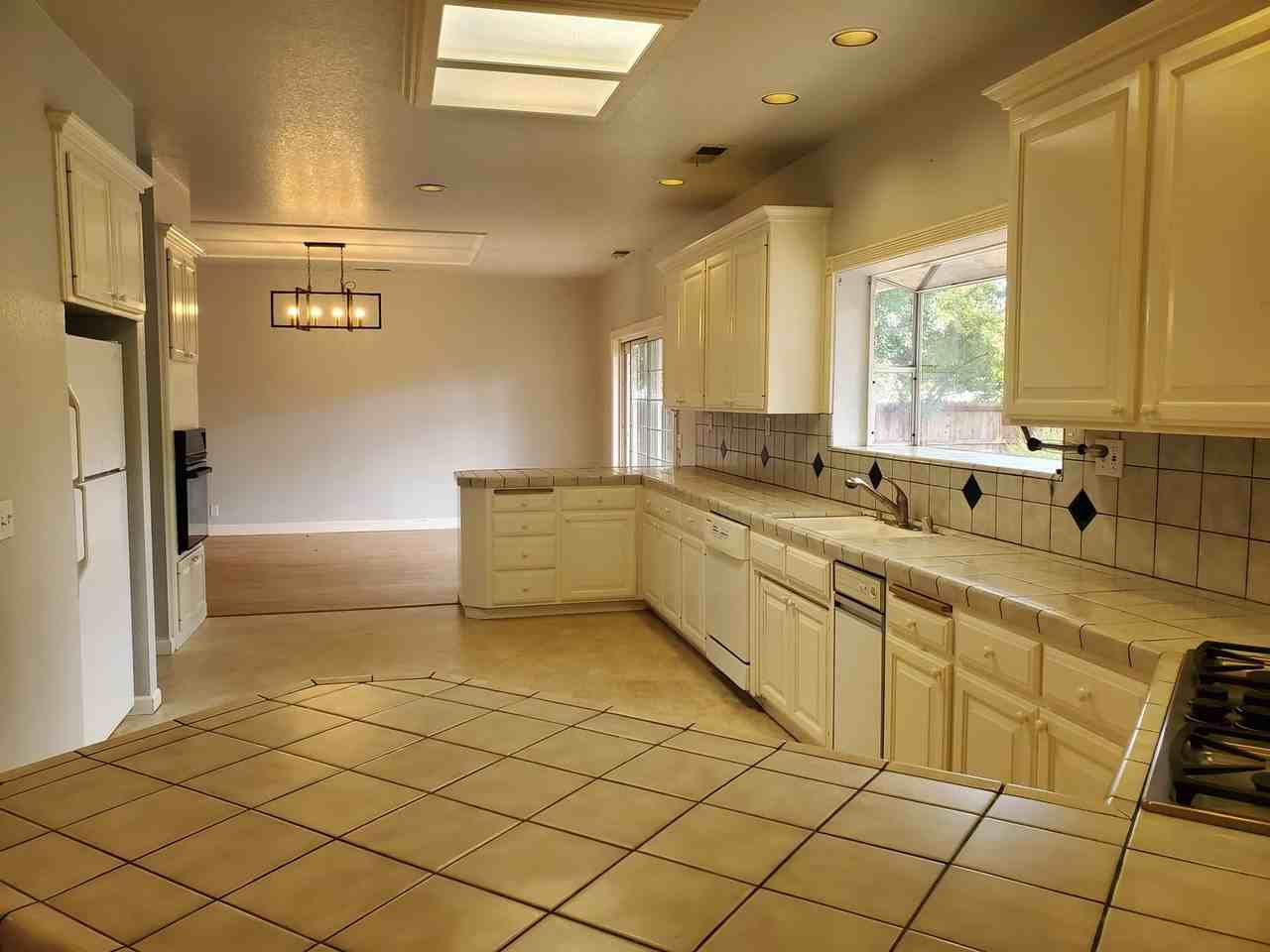 1661 Manzanita Ave - Photo 4 of 44