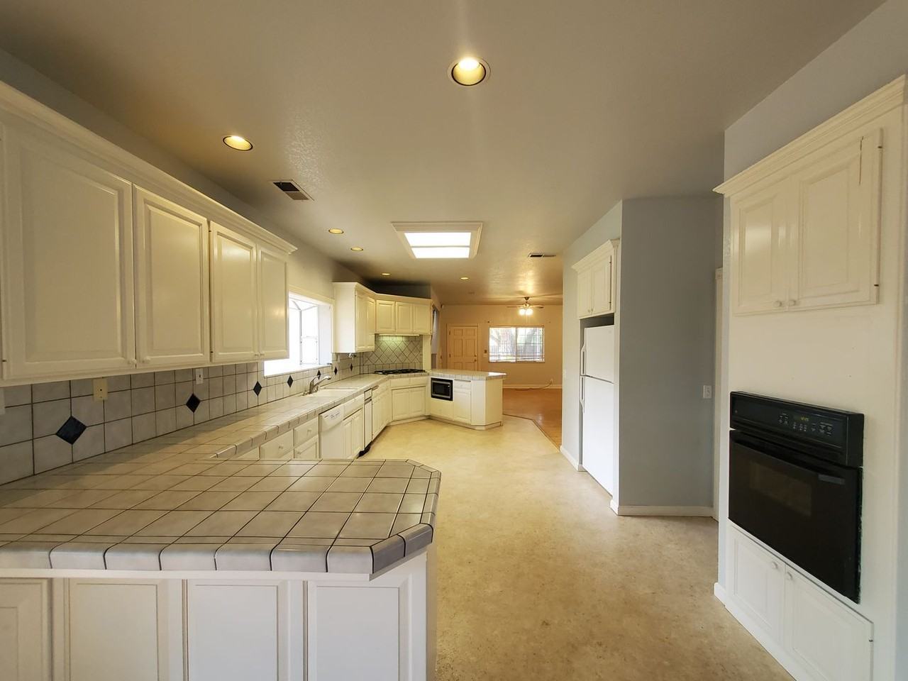 1661 Manzanita Ave - Photo 6 of 44
