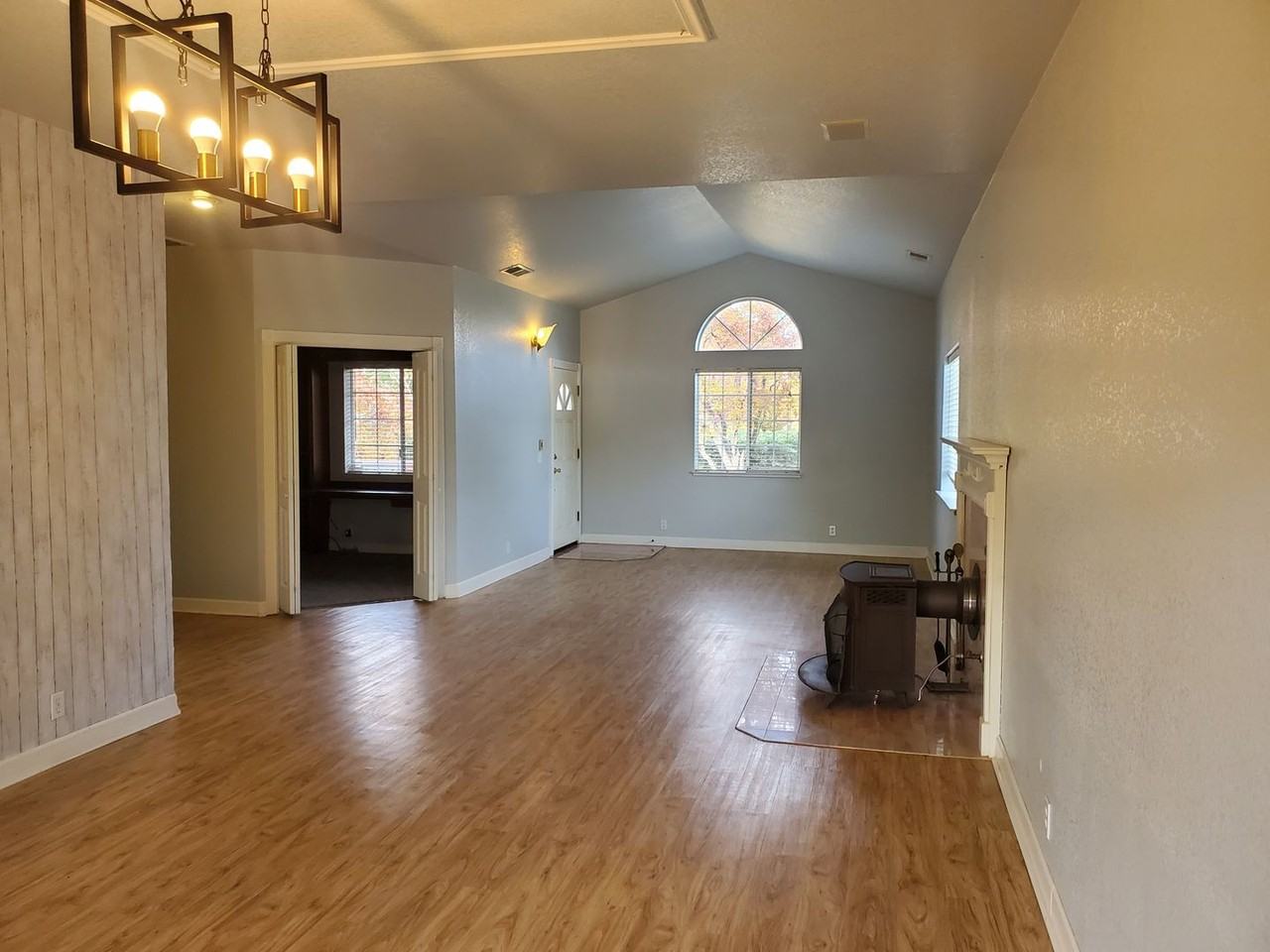 1661 Manzanita Ave - Photo 3 of 44