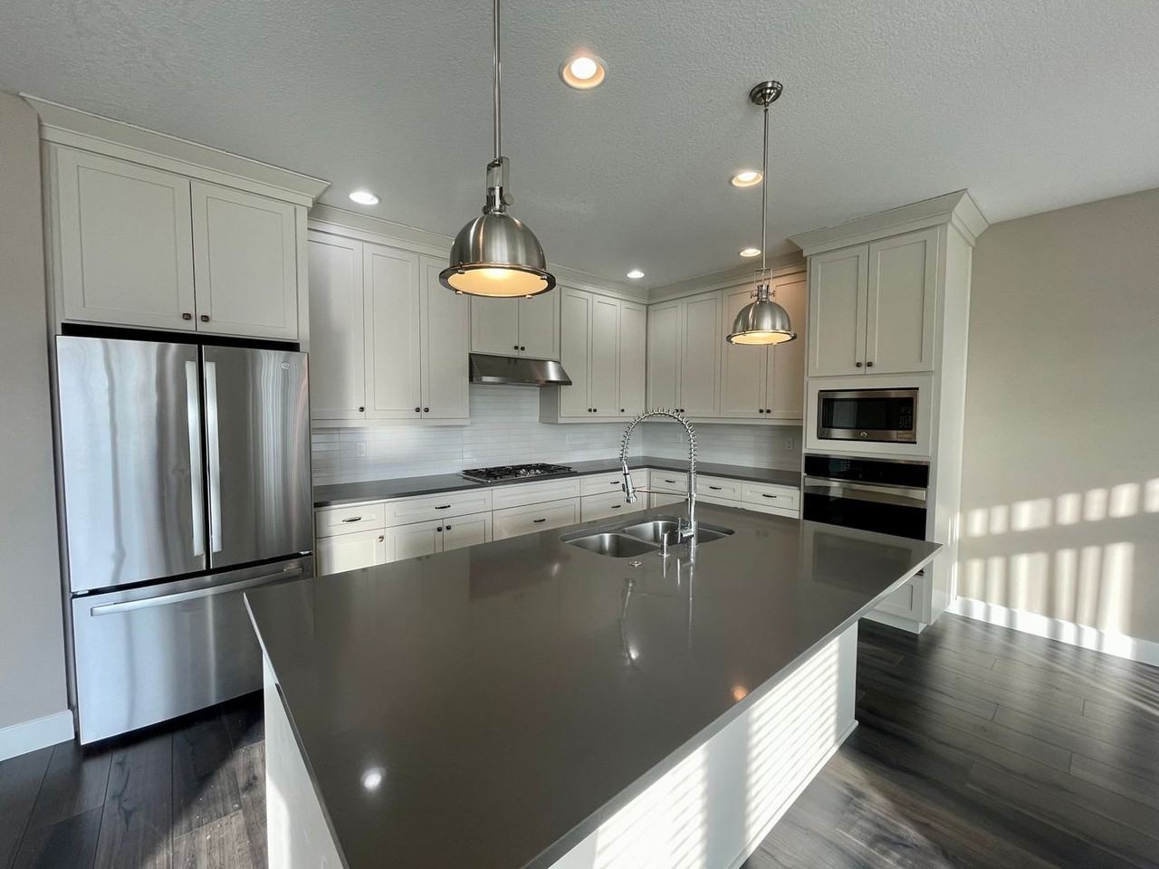 2120 Sw Dolph Ct - Photo 4 of 33