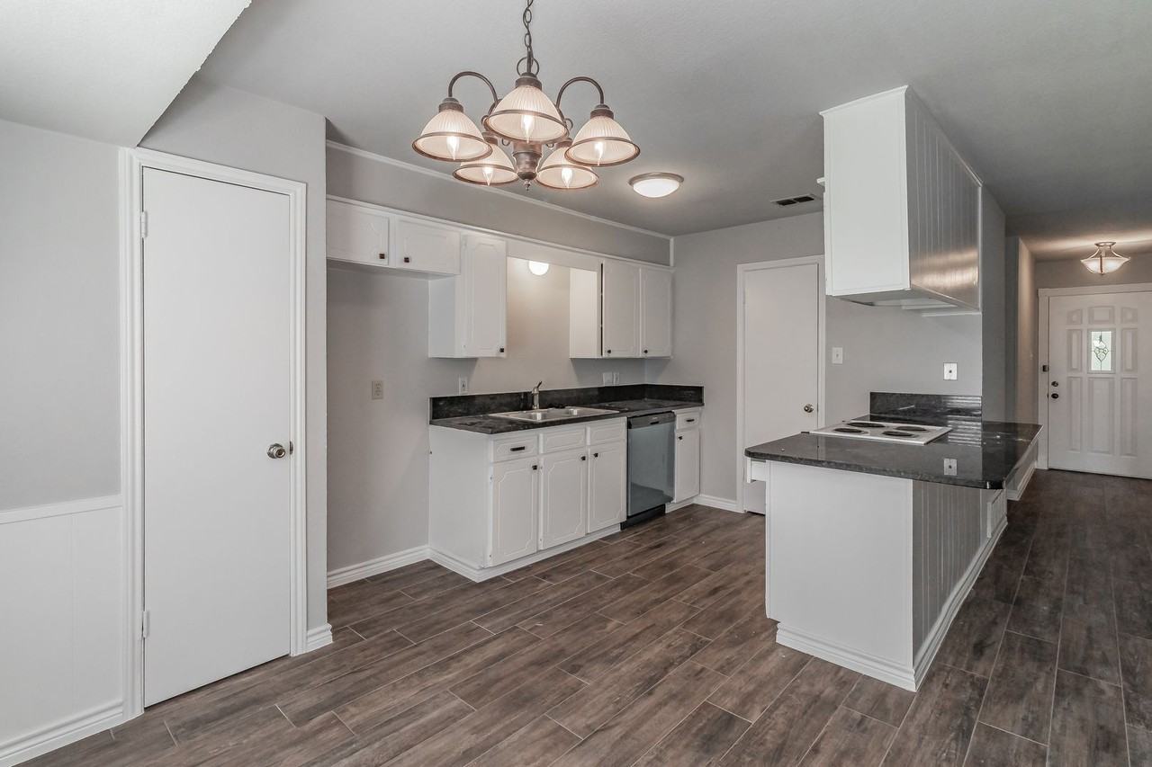 504 Rolling Hills Dr - Photo 7 of 31