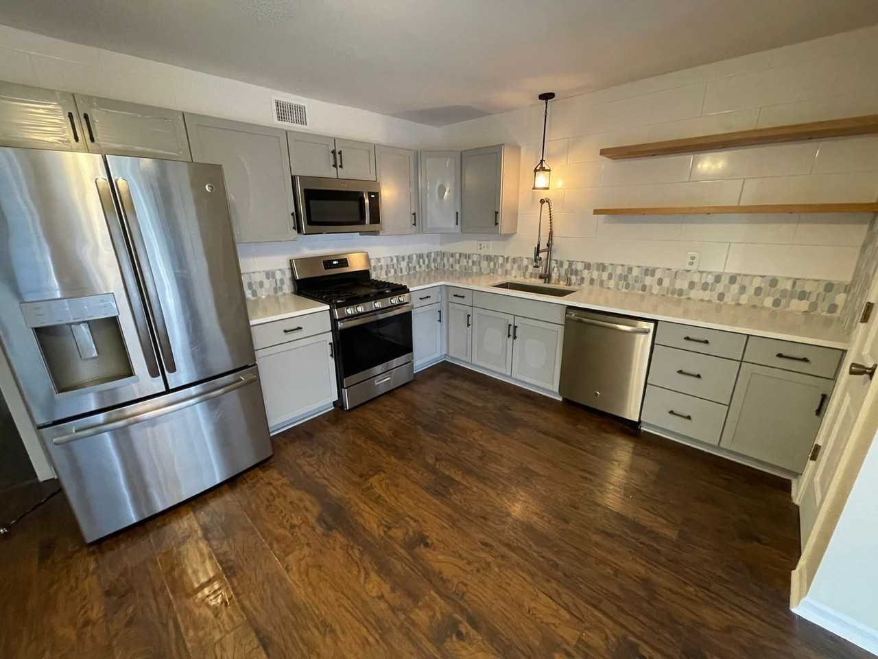 209 Woodbridge Ln - Photo 2 of 37