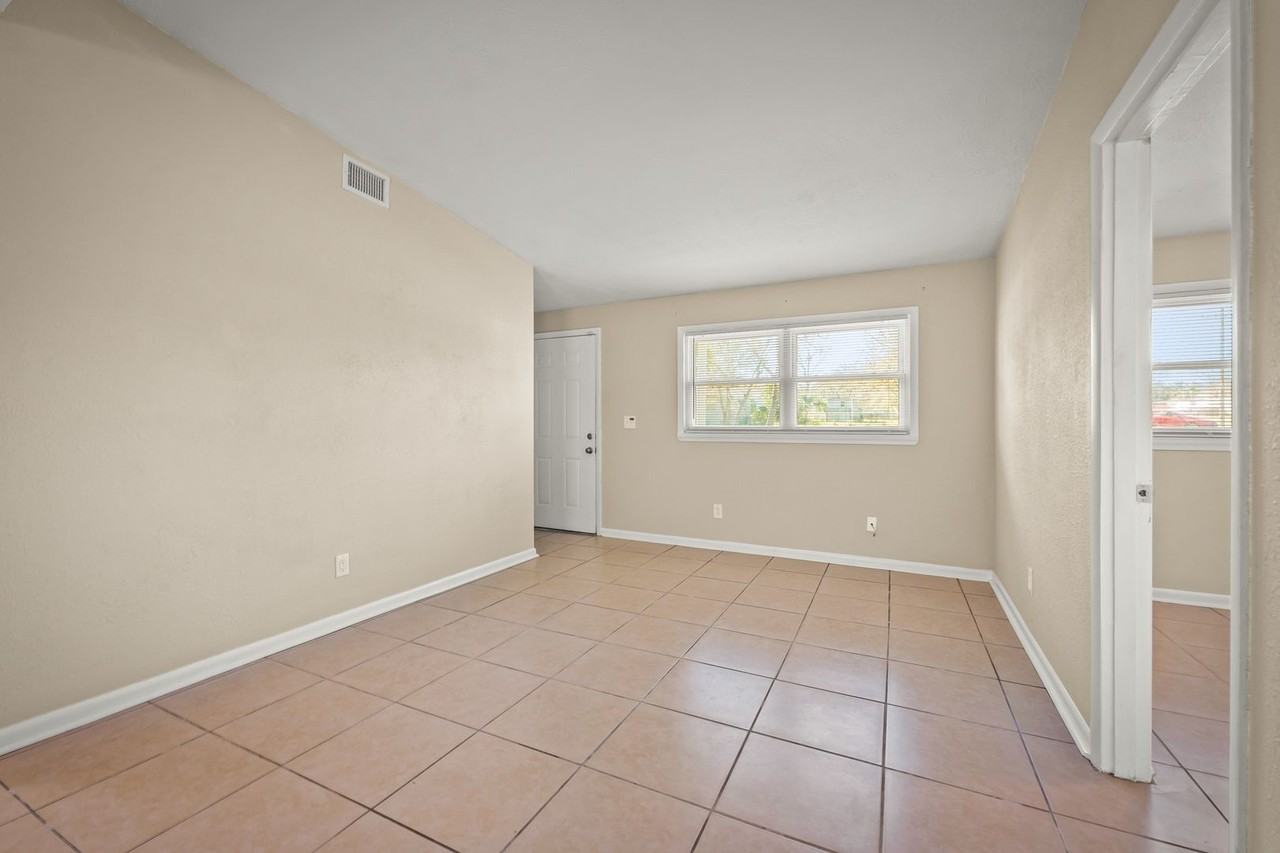 909 Westgate Dr - Photo 7 of 33