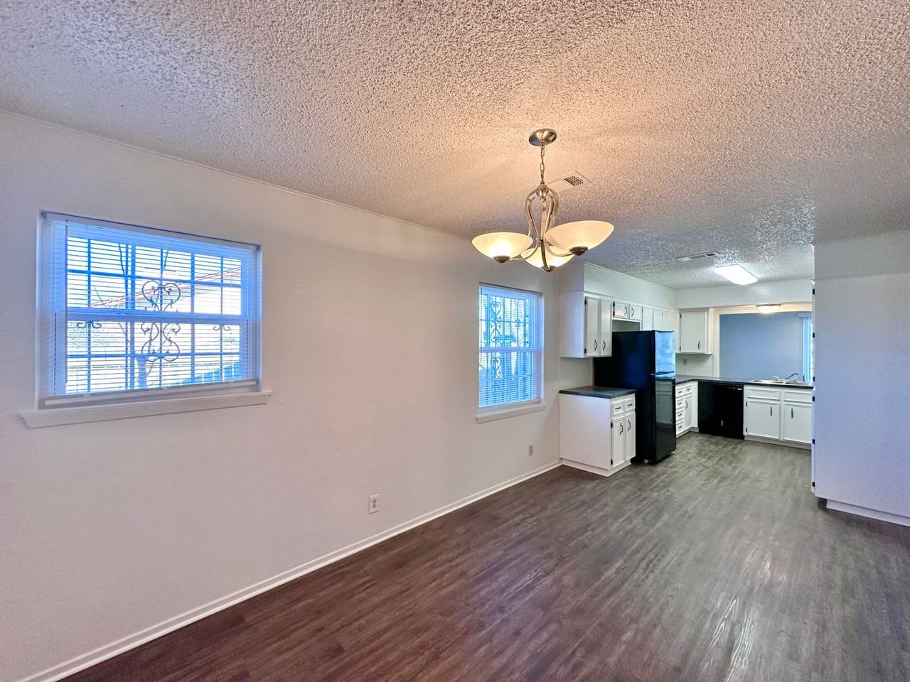 1501 Farhills Dr - Photo 7 of 42