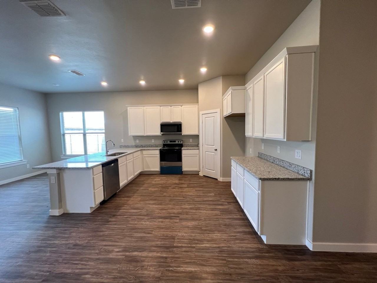 1918 Kirksey Ave - Photo 4 of 32