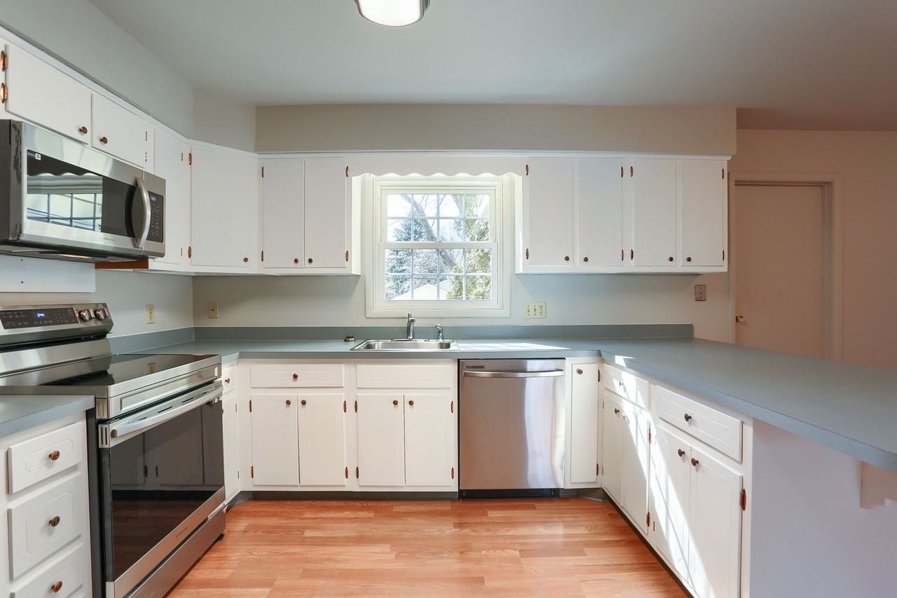 332 Deerfield Rd - Photo 5 of 28
