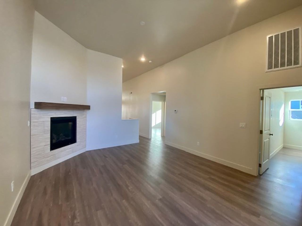 939 S 25 W - Photo 3 of 36