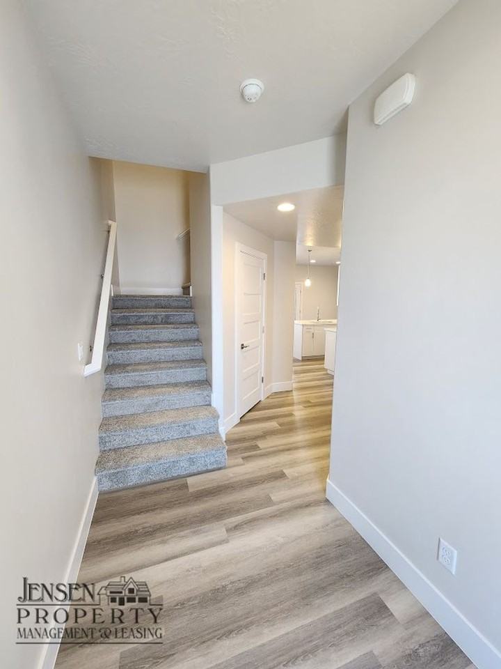 683 E Eureka Aly - Photo 2 of 31