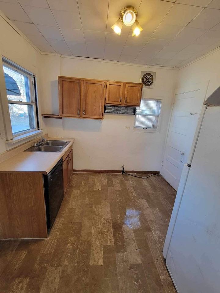 1059 Albert St - Photo 2 of 11