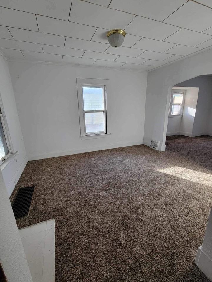 1059 Albert St - Photo 3 of 11