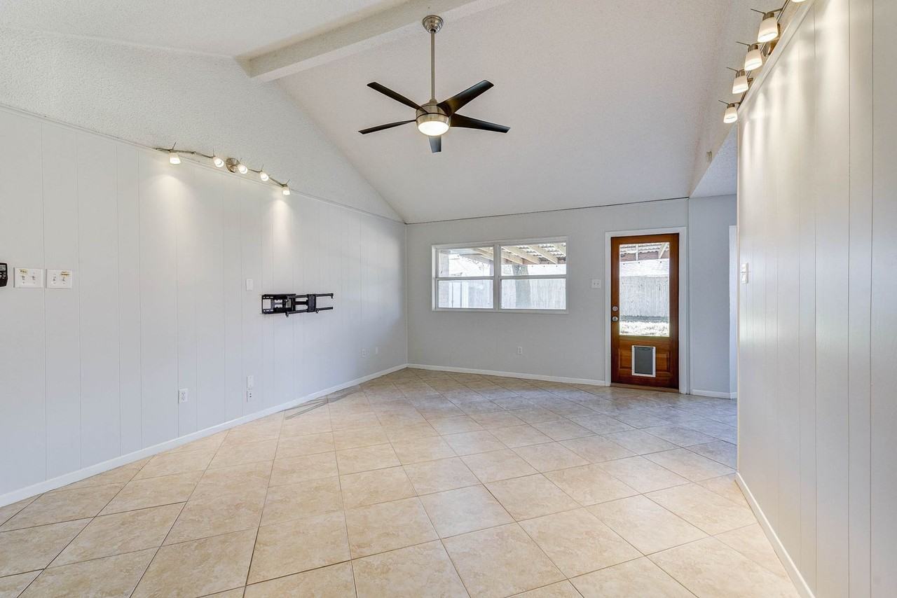 5911 Chrystell Ln - Photo 2 of 25