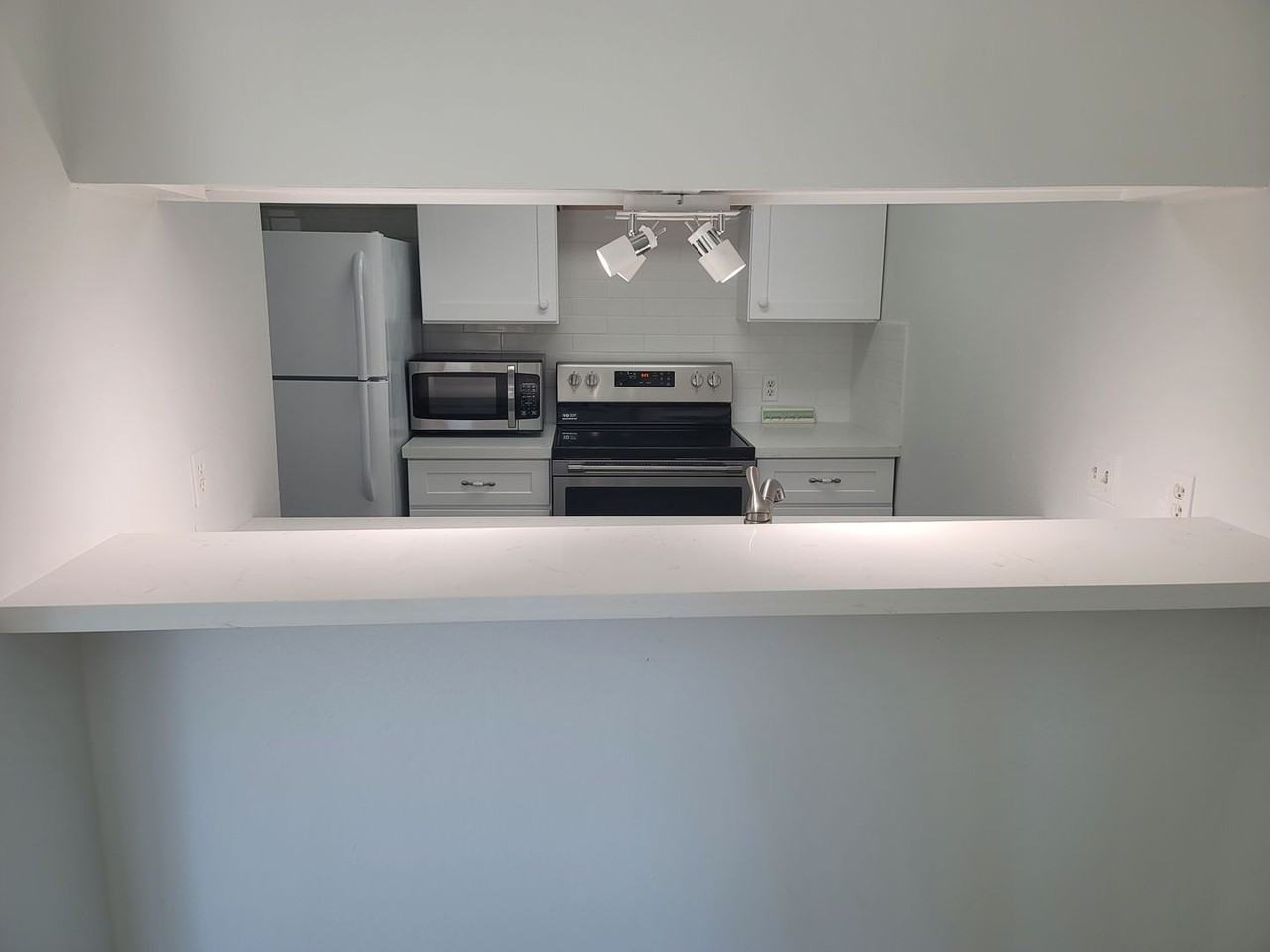 7032 N Holiday Dr - Photo 3 of 19