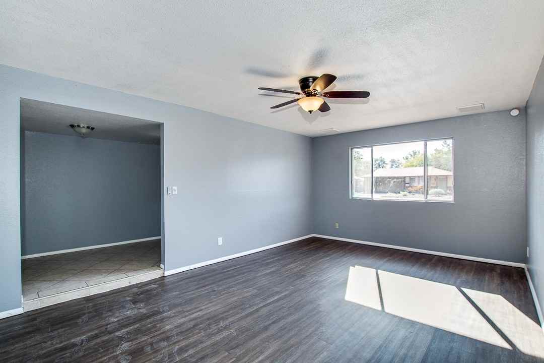 2138 E Fremont Dr - Photo 3 of 18