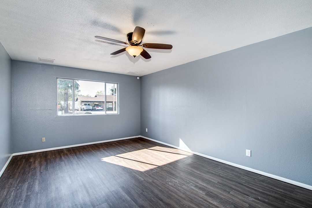 2138 E Fremont Dr - Photo 2 of 18