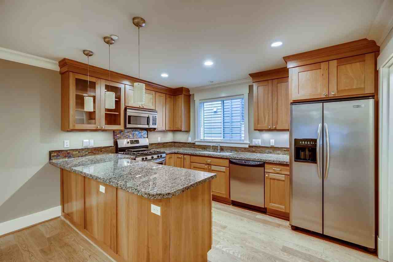 1108 Taylor Ave N - Photo 3 of 11