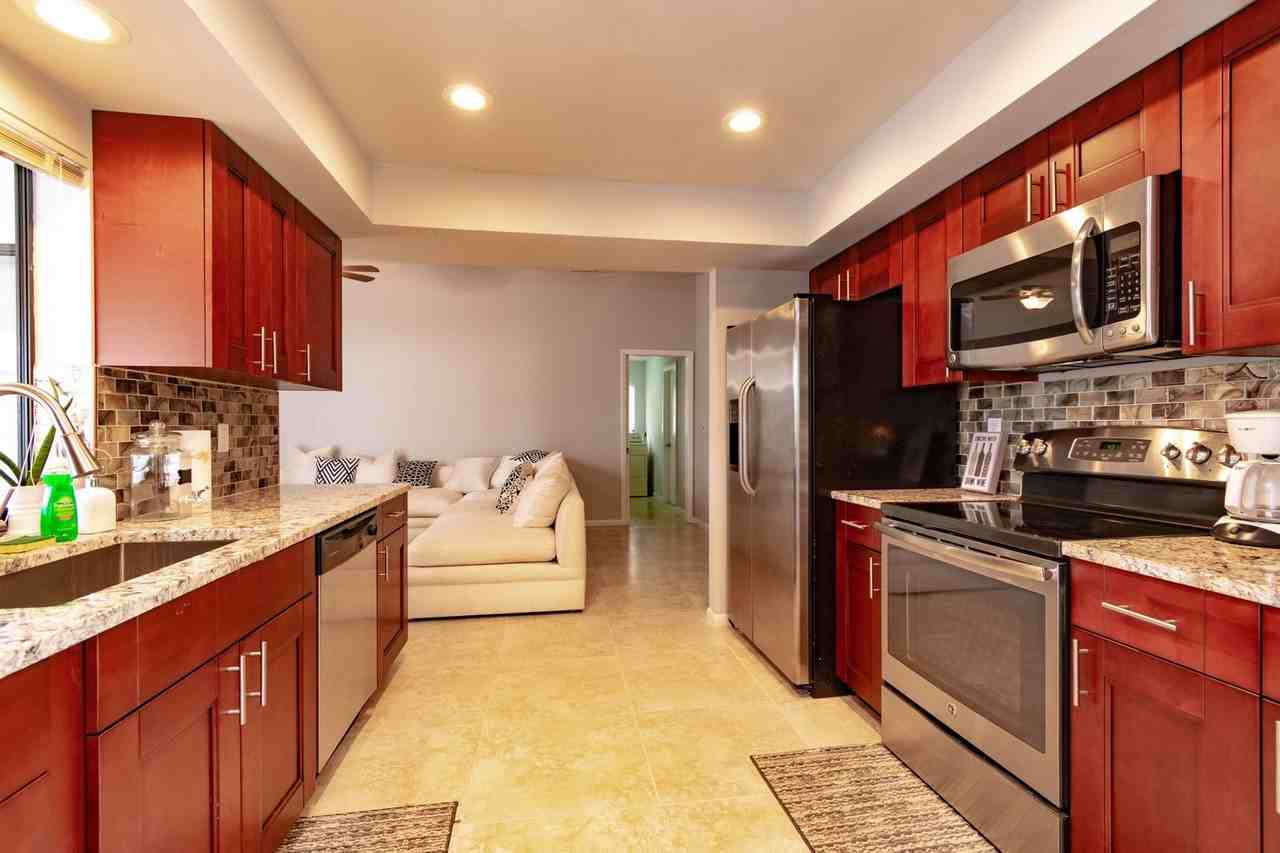 908 Se 33rd St - Photo 4 of 17