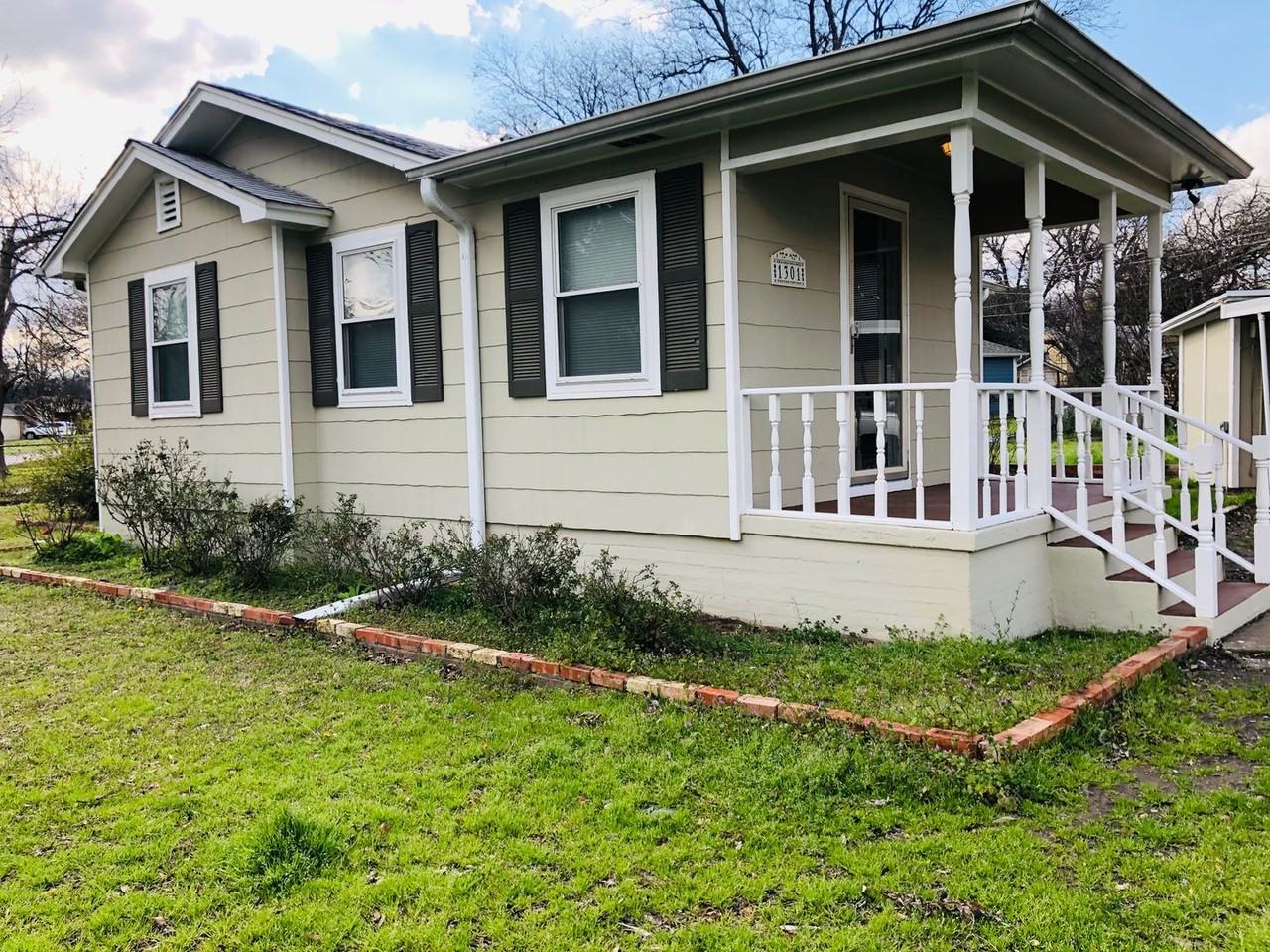 1301 Greenbrier Dr - Photo 3 of 11