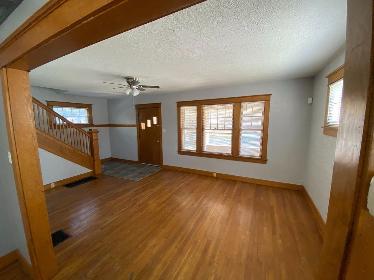 1245 Sw Boswell Ave - Photo 3 of 14