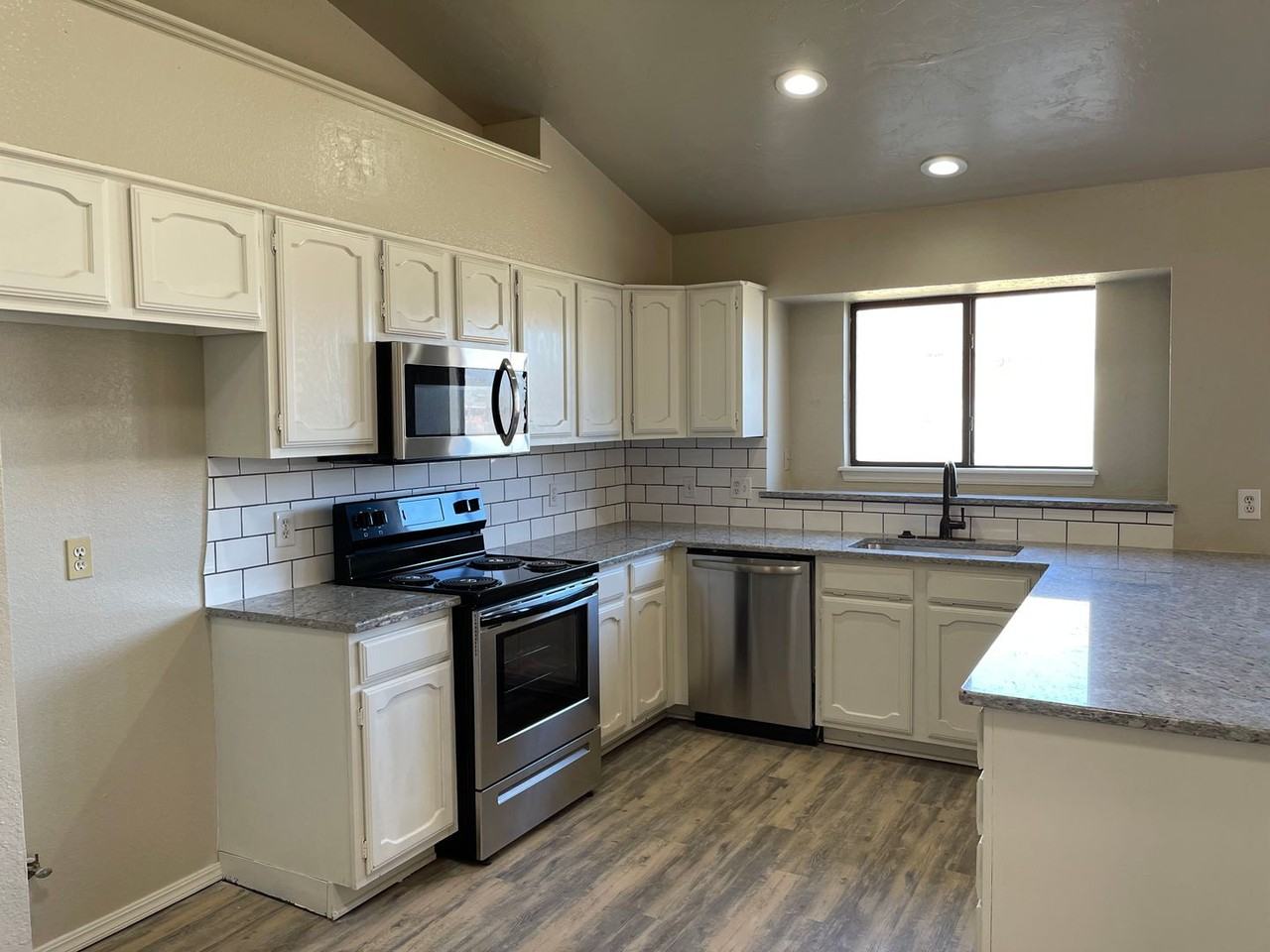 1101 Sw 133rd St - Photo 3 of 12