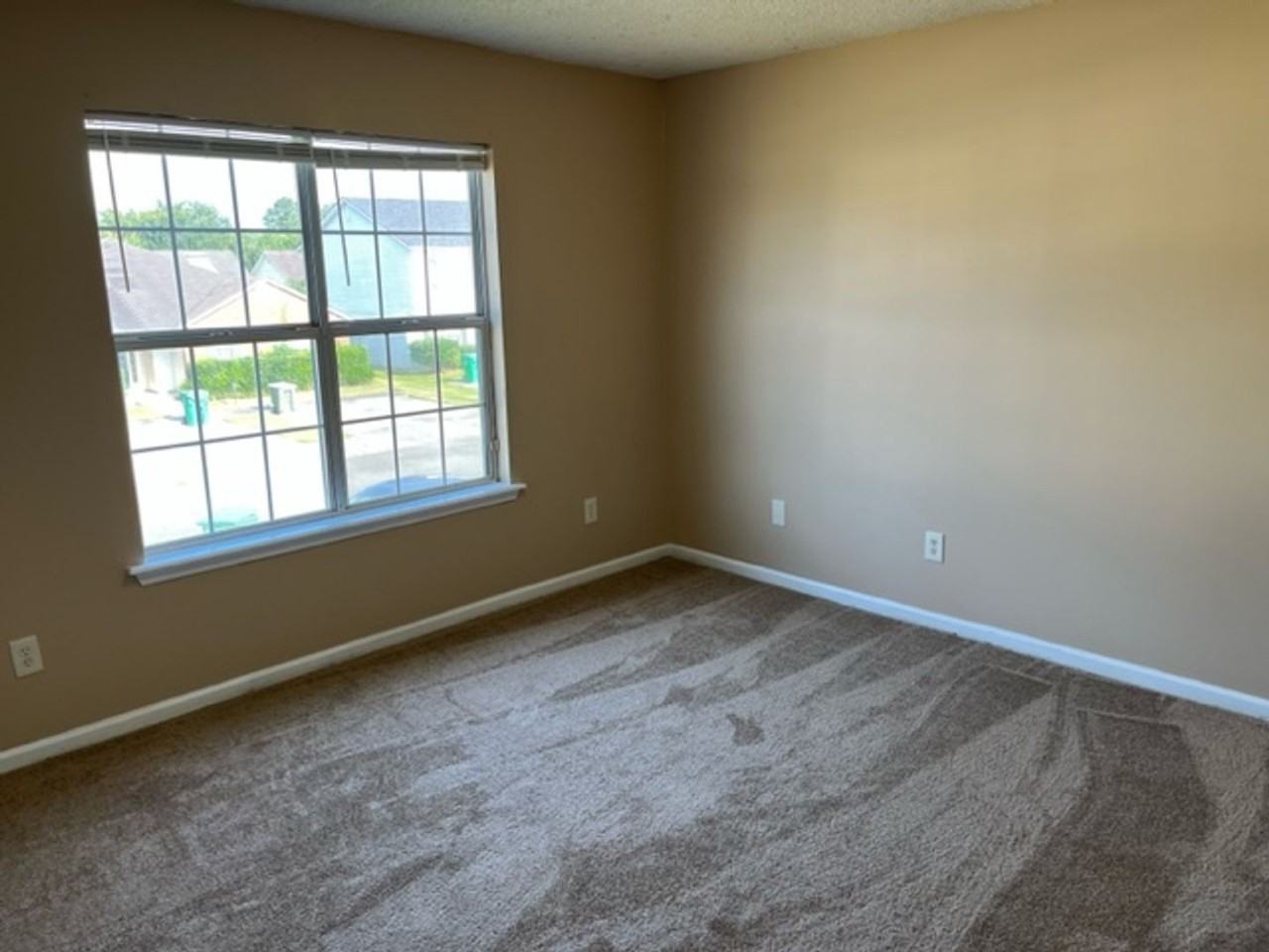 335 Brookfield Rd - Photo 5 of 11