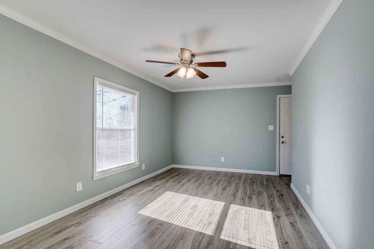 435 Circle Dr - Photo 2 of 12