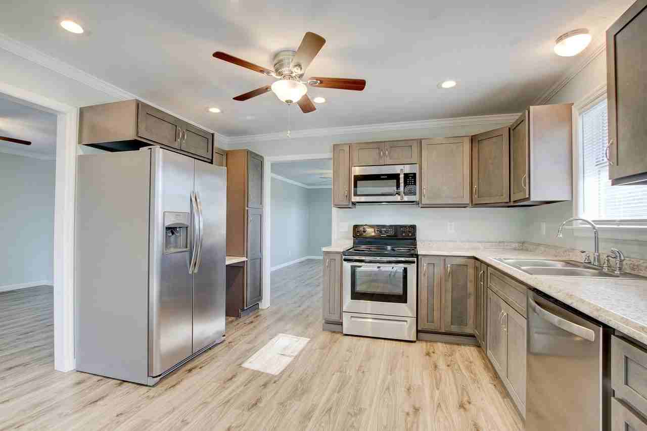 435 Circle Dr - Photo 3 of 12