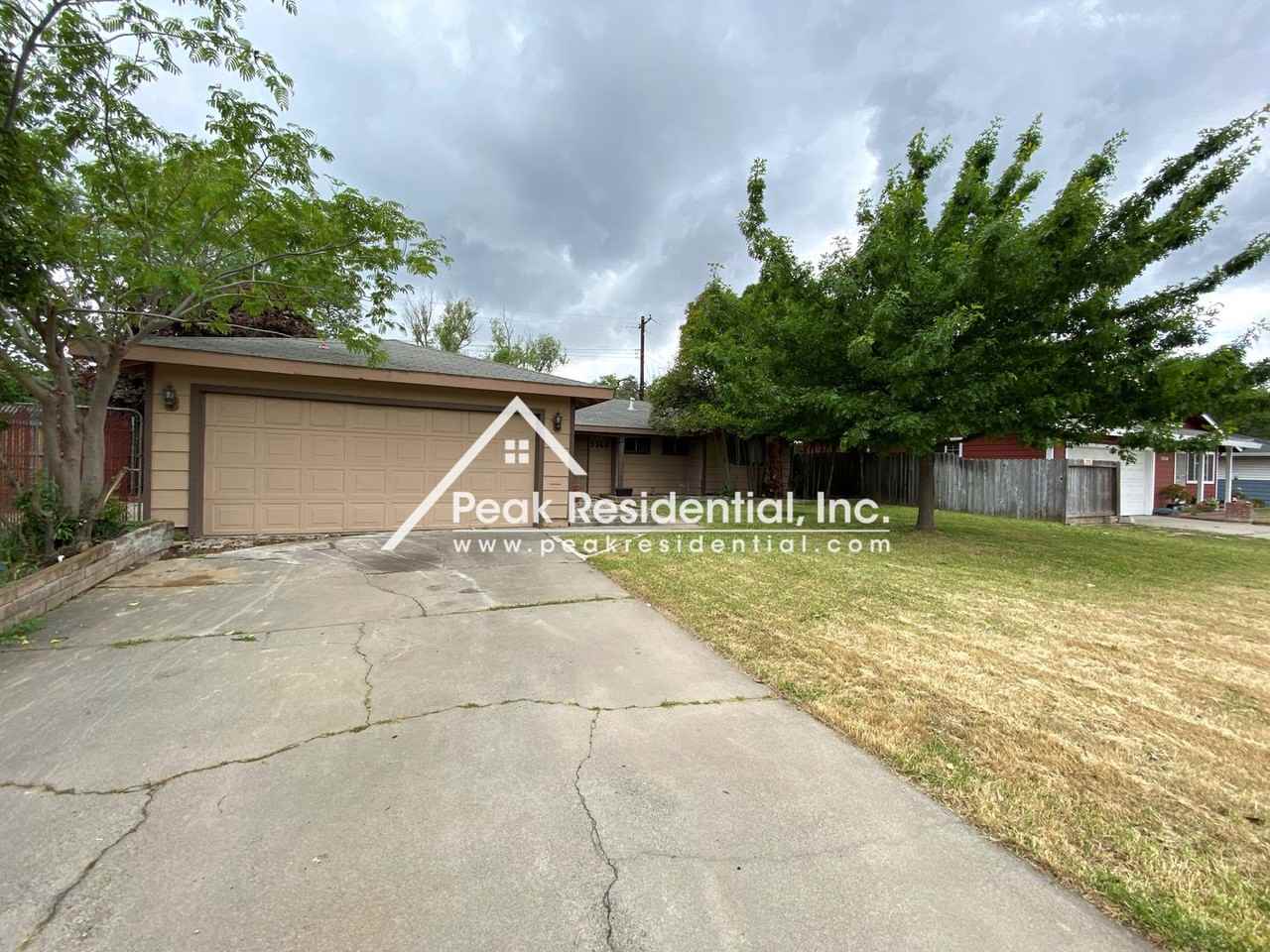 5560 Eastridge Dr - Photo 3 of 21