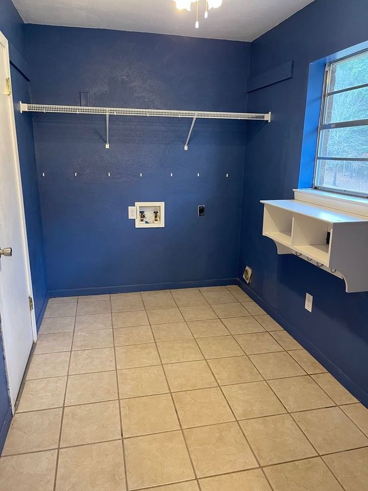 332 Oakridge Ln - Photo 2 of 9