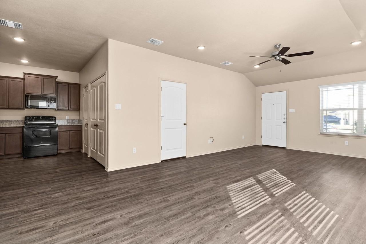 1025 Cline Dr - Photo 4 of 16