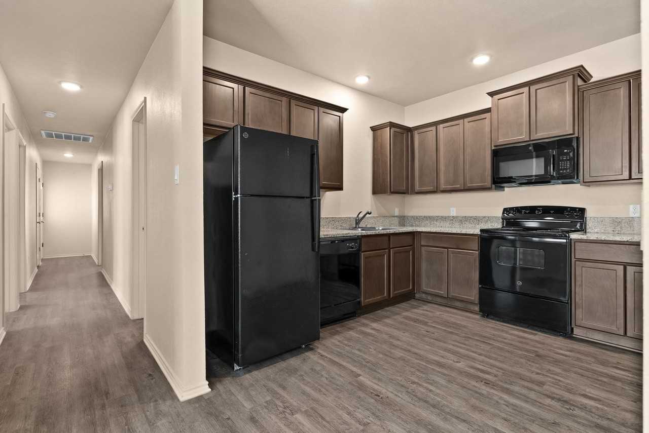 1025 Cline Dr - Photo 5 of 16